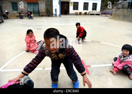 (150601) -- "LIUTONG, le 1 er juin 2015 (Xinhua) -- Les élèves jouent un match à Bansheng Nongyong École élémentaire dans le canton de "Liutong Yao comté autonome, le 29 janvier 2015. Le 1 juin marque la Journée internationale des enfants. (Xinhua/Huang Xiaobang) (lfj) Banque D'Images