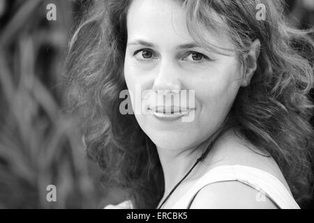 Young smiling Caucasian woman. Closeup portrait monochrome de plein air Banque D'Images