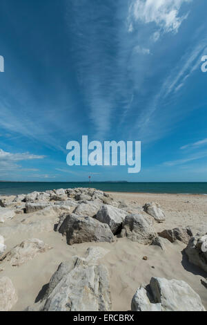 Vue de la plage des dunes de sable à Hengisbury Head Dorset sur une journée ensoleillée Banque D'Images