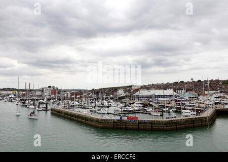 Cowes Yacht Haven sur la rivière Medina à Cowes sur l'île de Wight, Royaume-Uni Banque D'Images