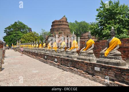 Décorée de statues bouddhiques dans des robes du Wat Yai Chai Mongkhon ruines temple bouddhiste d'Ayutthaya, Thaïlande. Banque D'Images