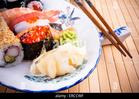 Assortiment de sushi de poisson avec du saumon de l'ikura Banque D'Images
