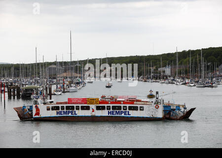 Chaîne de Cowes ferry reliant l'Est à l'ouest de Cowes Cowes en tenant les passagers de l'autre côté de la rivière Medina Banque D'Images