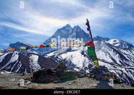 Les drapeaux de prières bouddhistes voletant dans la brise avec l'Ama Dablam en arrière-plan. Banque D'Images