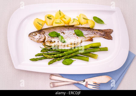 Truite grillée aux asperges vertes et pommes de terre au romarin, vue du dessus Banque D'Images