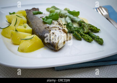 Truites grillées et pommes de terre au romarin, asperges vertes, Close up Banque D'Images