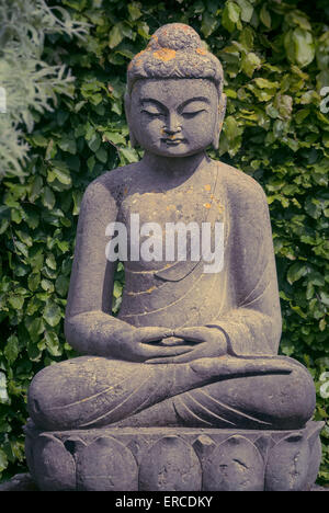 Statue de Bouddha dans le jardin Banque D'Images