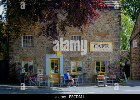 Johnny Baghdad's Cafe sur la place, Masham, Yorkshire du Nord. Banque D'Images