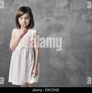 Portrait d'un petit enfant réfléchie Banque D'Images