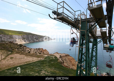 Télésiège surplombant la plage de la Baie d'alun et les aiguilles sur l'île de Wight UK Banque D'Images