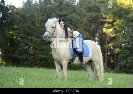 Des promenades en cheval islandais femme Banque D'Images