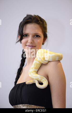 Femme et Albino python Birman Banque D'Images