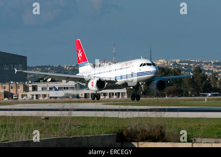 Airbus A320 d'Air Malta l'atterrissage dans de vieux livery Banque D'Images