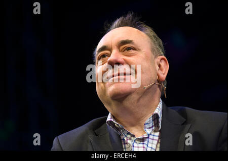 Alex Salmond MP MSP auteur et homme politique s'exprimant sur scène à Hay Festival 2015 Banque D'Images