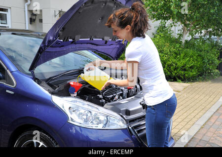 Remplissage d'un femme de voiture lavage d'écran Banque D'Images