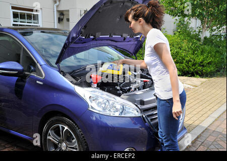 Remplissage d'un femme de voiture lavage d'écran Banque D'Images