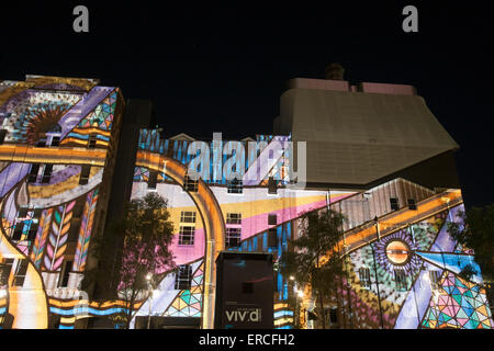 Sydney, Australie. 01 Juin, 2015. Vivid Sydney présente un spectaculaire loin devant la lumière et music show, artiste autochtone la culture autochtone amène Rennie Reko combinée avec l'artiste multidisciplinaire Beastman. Modèle : crédit10/Alamy Live News Banque D'Images