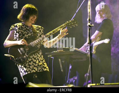 Barcelone, Espagne. 29 mai, 2015. Le groupe de rock US Sleater-Kinney joue sur la scène au cours de la Primavera Sound Festival 2015 à Barcelone, Espagne, 29 mai 2015. Le festival est l'un des plus grands festivals de musique en Espagne. Photo : Henrik Josef Boerger/DPA - PAS DE FIL - SERVICE/dpa/Alamy Live News Banque D'Images