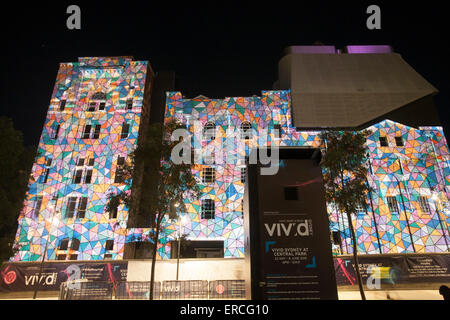 Sydney, Australie. 01 Juin, 2015. Vivid Sydney présente un spectaculaire loin devant la lumière et music show, artiste autochtone la culture autochtone amène Rennie Reko combinée avec l'artiste multidisciplinaire Beastman. Modèle : crédit10/Alamy Live News Banque D'Images