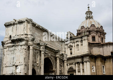 White Marble Arch of Septimius Severus sur la gauche et l'église Santi Luca e Martina sur l'arrière-plan droit au forum Romain. Banque D'Images