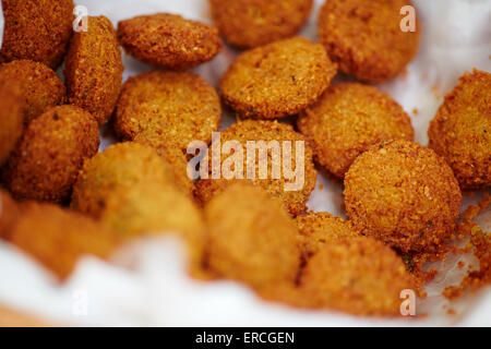 Décrochage du marché de l'alimentation affichent des boules de falafel Banque D'Images