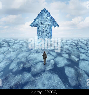 Voyage de succès concept comme un businessman walking on broken glace congelée avec un iceberg en forme d'une flèche comme une métaphore de danger risque et opportunité. Banque D'Images