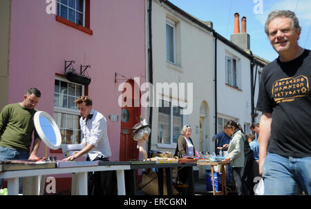 La partie supérieure de Gardner Street Saturday market dans la région de North Laines animé de Brighton avec cale éclectique UK Banque D'Images