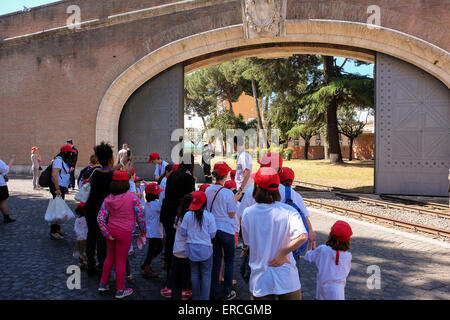 La cité du Vatican. 30 mai, 2015. Pape Francis rencontrez le Train des enfants - 30 mai 2015 Credit : Realy Easy Star/Alamy Live News Banque D'Images