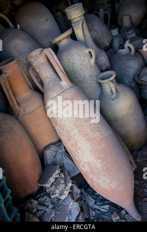 Les amphores de Pompéi, restant après l'éruption du Mt. Le Vésuve. Stockées dans un placard à Pompéi. Banque D'Images