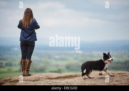 Les jeunes sur le bord coupé de grès, vue depuis le point sur la tempête à la lisière des arbres Pennines à Alderley est une butte de terre séparation Banque D'Images