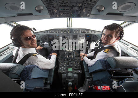 Pilotes dans le cockpit de l'KBX, Fokker 70 du Gouvernement néerlandais Banque D'Images