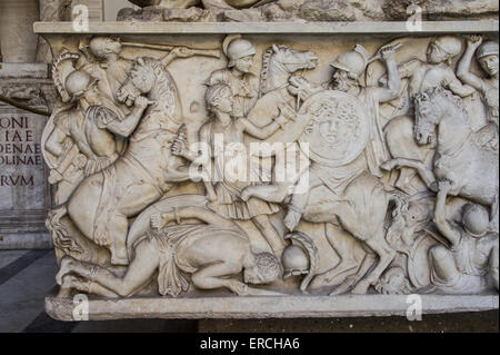 Ancienne cité romaine des scènes de bataille sur le sarcophage de Sainte Hélène. Banque D'Images