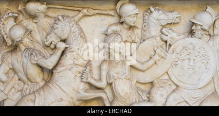 Ancienne cité romaine des scènes de bataille sur le sarcophage de Sainte Hélène. Banque D'Images