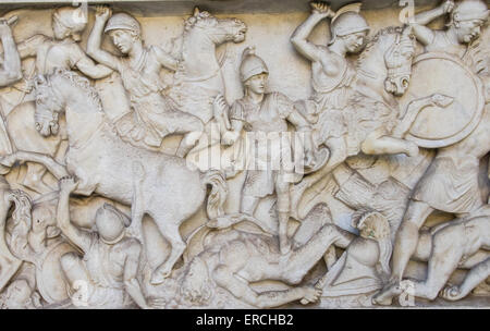 Ancienne cité romaine des scènes de bataille sur le sarcophage de Sainte Hélène. Banque D'Images