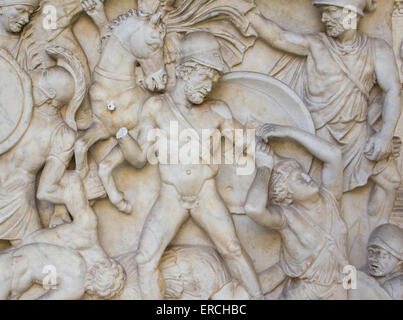 Ancienne cité romaine des scènes de bataille sur le sarcophage de Sainte Hélène. Banque D'Images