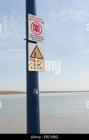 Honte acte de vandalisme a signifié que la vie des bouées n'ont pas été remplacés et il n'y a rien pour aider un homme à la mer à Erith pier Banque D'Images