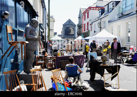 La partie supérieure de Gardner Street Saturday market dans la région de North Laines animé de Brighton avec cale éclectique UK Banque D'Images