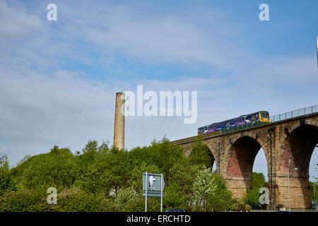 Uclan Sixième Collège Burnley et chemins de fer gare des trains centrale du moyeu unités locos navetteurs entraîneurs hors pointe passagers lu Banque D'Images