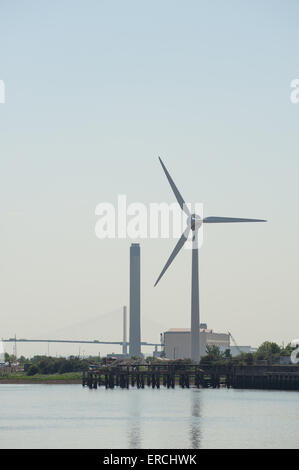Tour de Littlebrook power station contraste avec les énergies éolienne et pont QEII river crossing Banque D'Images