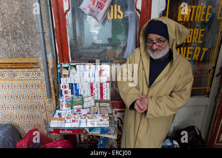Cigerattes marché vendeur à Alger à Alger, Algérie Banque D'Images