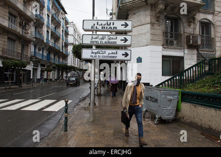 Les jeunes en centre-ville d'Alger Banque D'Images