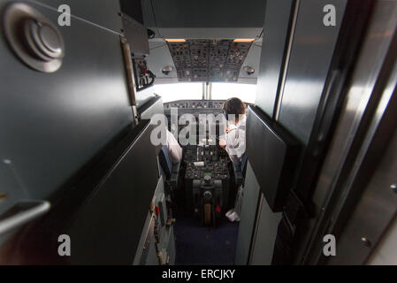 Pilotes dans le cockpit de l'KBX, Fokker 70 du Gouvernement néerlandais Banque D'Images