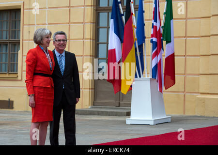 Moritzburg, Allemagne. 01 Juin, 2015. Le ministre allemand de l'intérieur Thomas de Maizière (CDU) se félicite de son homologue britannique Theresa May (l) au Château de Moritzburg à Moritzburg, Allemagne, 01 juin 2015. Le 01 et 02 juin Ministre allemand de l'intérieur Thomas de Maizière répond à ses homologues de la France, Italie, Pologne, Espagne et le Royaume-Uni (G6), ainsi que la commissaire de l'intérieur de l'UE pour des entretiens politiques au château près de Dresde. Photo : ARNO BURGI/dpa/Alamy Live News Banque D'Images