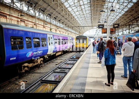 Un rail de Manchester Piccadilly Norther classe 142 pacer arrivent sur plateforme 2 Chemins de fer gare des trains central du moyeu de locos Banque D'Images