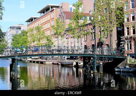 Beaucoup de voitures en stationnement sur un vieux pont en fonte au canal Nieuwe Achtergracht, Amsterdam, Pays-Bas Banque D'Images