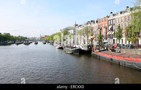 La rivière Amstel à Amstelsluizen et Magere Brug vers, centre-ville d'Amsterdam, Pays-Bas Banque D'Images
