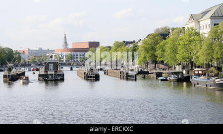 La rivière Amstel à Amstelsluizen & Magere Brug vers, centre-ville d'Amsterdam, Pays-Bas. Théâtre Royal carré sur la droite Banque D'Images