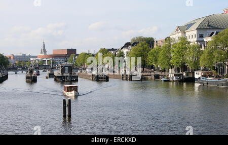 La rivière Amstel à Amstelsluizen & Magere Brug vers, centre-ville d'Amsterdam, Pays-Bas. Théâtre Royal carré sur la droite Banque D'Images