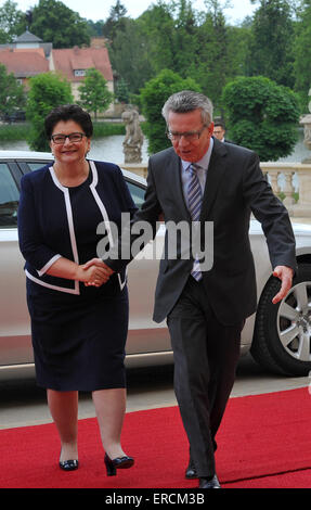 Moritzburg, Allemagne. 01 Juin, 2015. Le ministre allemand de l'intérieur Thomas de Maizière (CDU) se félicite de son homologue polonais Teresa Piotrowska(l) au Château de Moritzburg à Moritzburg, Allemagne, 01 juin 2015. Le 01 et 02 juin Ministre allemand de l'intérieur Thomas de Maizière répond à ses homologues de la France, Italie, Pologne, Espagne et le Royaume-Uni (G6), ainsi que la commissaire de l'intérieur de l'UE pour des entretiens politiques au château près de Dresde. Dpa : Crédit photo alliance/Alamy Live News Banque D'Images