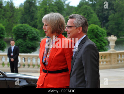 Moritzburg, Allemagne. 01 Juin, 2015. Le ministre allemand de l'intérieur Thomas de Maizière (CDU) se félicite de son homologue britannique Theresa May (l) au Château de Moritzburg à Moritzburg, Allemagne, 01 juin 2015. Le 01 et 02 juin Ministre allemand de l'intérieur Thomas de Maizière répond à ses homologues de la France, Italie, Pologne, Espagne et le Royaume-Uni (G6), ainsi que la commissaire de l'intérieur de l'UE pour des entretiens politiques au château près de Dresde. Dpa : Crédit photo alliance/Alamy Live News Banque D'Images